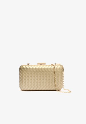 Gouden rechthoekige clutch tas van geweven materiaal met een gouden kettingriem en een metalen sluiting bovenop.