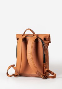 Orange Leder-Rucksack mit gepolsterten Trägern, einem Rollverschluss und seitlichem Reißverschluss. Verfügt über schlanke Linien und eine glatte Textur.