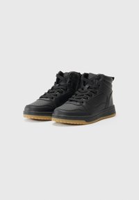 Zwarte hoge sneakers van synthetisch materiaal met geperforeerde neus, bijpassende zwarte veters en een rubberen gum zool. Voorzien van een gewatteerde kraag.