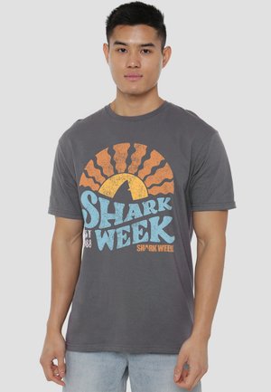 Cotton Soul, SHARK WEEK OFFICIALLY LICENSED LINO SUNSET - Print T-shirt - anthracite