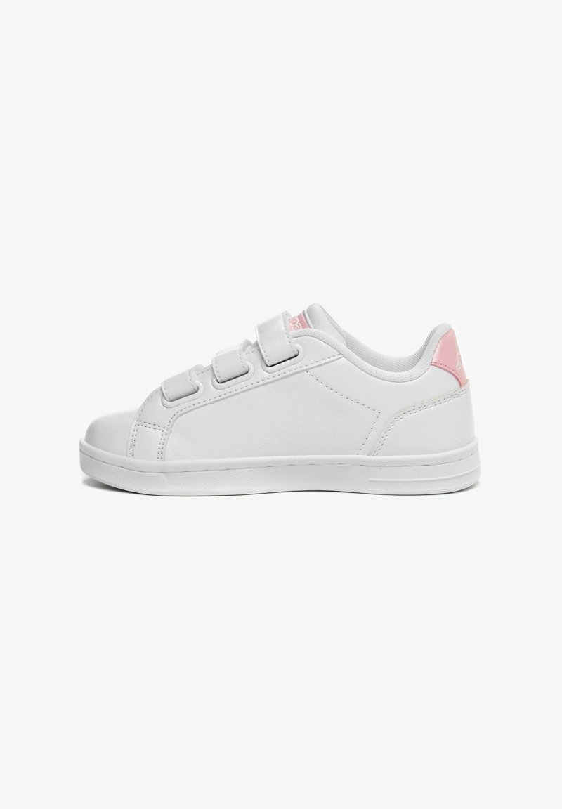 Sneaker bianco con cinturini in velcro, realizzato in materiale sintetico liscio, punta arrotondata e un accento rosa chiaro sul tallone. Design minimalista.