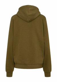 Olíva zöld kapucnis pulóver, bordás mandzsettákkal és alsó szegéllyel. Puha tapintása és egyszerű designja van; nincsenek látható logók vagy minták. Hátulról látható.