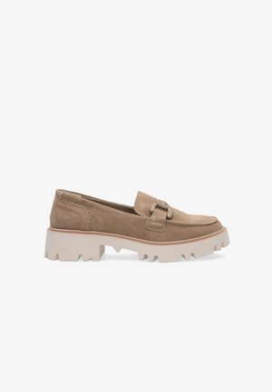 Beige Wildlederloafers mit einer dicken, strukturierten weißen Sohle. Mit einer dekorativen Schnalle und gewellten Nähten entlang der Oberseite.