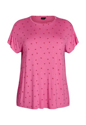 Rožnata srajca s kratkimi rokavi in okrolim ovratnikom, okrašena z majhnim rdečim vzorcem češenj, enakomerno razporejenih po tkanini.