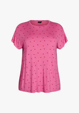 Chemise rose à manches courtes avec col rond, ornée d'un petit motif de cerise rouge réparti uniformément sur le tissu.