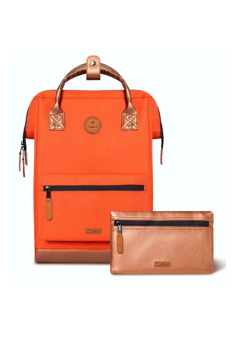 Sac à dos en toile orange avec une poignée en métal cuivré, doté d'une poche zippée à l'avant. Accompagné d'une trousse zippée cuivrée assortie.