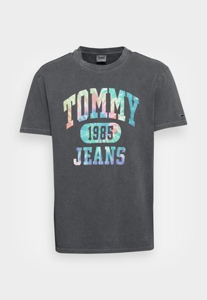 Kulkegraå T-shirt med kort ærme og multicolorede "TOMMY 1985 JEANS" tryk på forsiden.