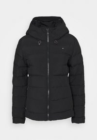 Schwarze gepolsterte Jacke mit Reißverschluss und verstellbarer Kapuze. Sie hat ein horizontales Steppmuster und Seitentaschen. Minimale Markenkennzeichnung auf der Brust.