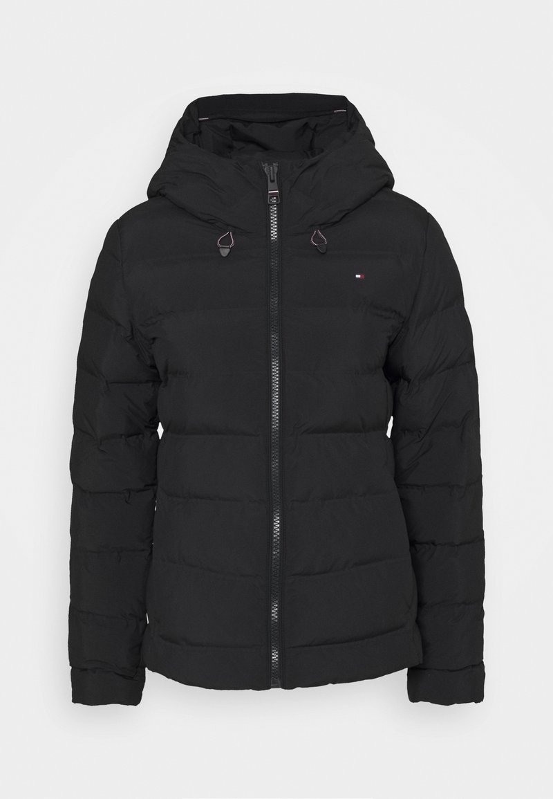Schwarze gepolsterte Jacke mit Reißverschluss und verstellbarer Kapuze. Sie hat ein horizontales Steppmuster und Seitentaschen. Minimale Markenkennzeichnung auf der Brust.