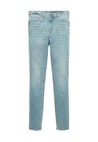 Šviesiai mėlynos slim-fit džinsai su penkiomis kišenėmis, sagčių uždarymu ir šiek tiek nusidėvėjusiais hemiais ant baltos fono.