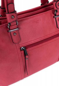 Borsa a mano in finta pelle rossa con manici doppi, dotata di tasca esterna con zip, dettagli in hardware argentato e superficie texturizzata.