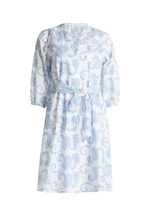 Witte jurk met een blauw bloemig paisleypatroon, met een split-halslijn, driekwart mouwen en een strikceintuur op de taille.