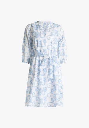 Robe blanche avec motif floral paisley bleu, présentant un décolleté fendu, des manches trois-quarts et une ceinture à nouer à la taille.