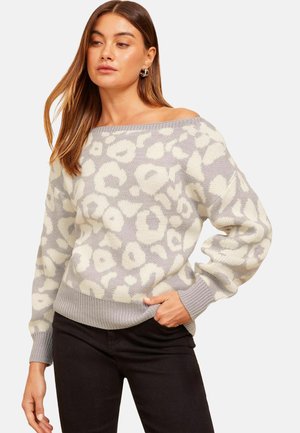 Wollen blend off-the-shoulder trui in lichtgrijs met een crèmekleurig dierenprintpatroon. Beschikt over geribbelde manchetten en onderrand, met een losse pasvorm.