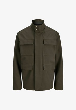 Olīvzaļš žakets ar augstu apkakli, divām krūšu kabatām un taisnu priekšējo aizdaļu. Izgatavots no gluda, izturīga materiāla.