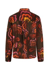 Brun fleece skjortejakke med store blomster mønstre i oransje, rosa og gul. Har krage og knapplinning ved ermene. Bakview.