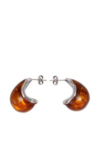Amberharsen oorbellen met een glad, gebogen ontwerp en glanzende zilveren metalen accenten. Voorzien van een studsluiting voor een veilige bevestiging.