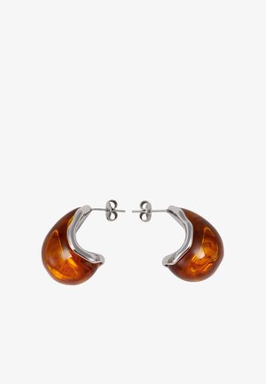 Amberharsen oorbellen met een glad, gebogen ontwerp en glanzende zilveren metalen accenten. Voorzien van een studsluiting voor een veilige bevestiging.