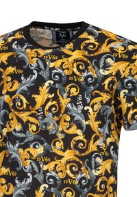 Schwarzes T-Shirt mit einem kunstvollen gelb- und grau-gewundenen Muster, in das der Text "19 V69" integriert ist. Rundhalsausschnitt.