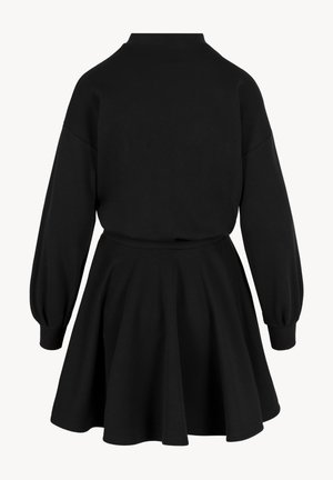Czarna sukienka z długim rękawem, dopasowana w talii, z prążkowanymi mankietami i rozkloszowanym dołem, widziana od tyłu na białym tle.