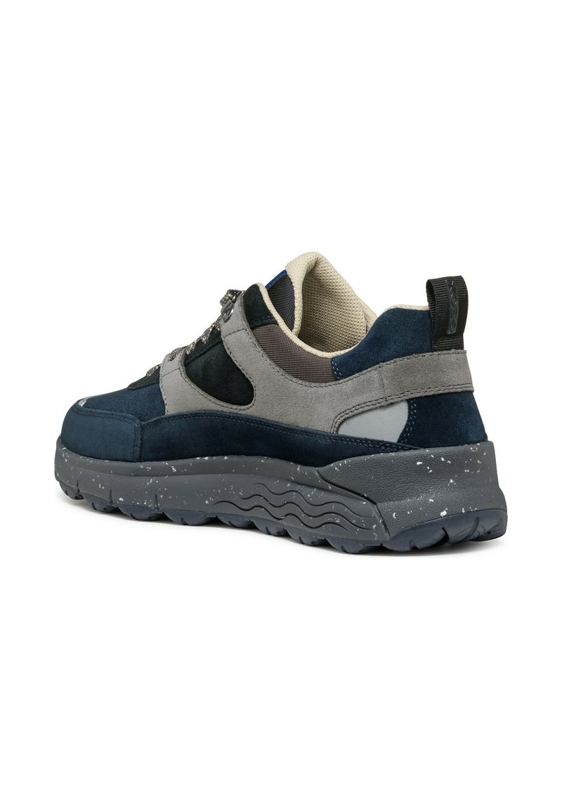 Granatowe sneakersy z zamszu i tkaniny z szarymi akcentami, teksturowana podeszwa środkowa i plamista podeszwa. Zawiera uchwyt z tyłu.
