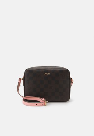 Sac bandoulière à carreaux marron en matériau texturé avec une sangle rose. Présente un logo doré à l'avant et une fermeture éclair.