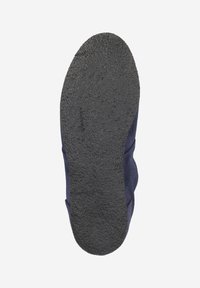 Semelle noire en caoutchouc d'une chaussure avec une surface texturée ; matériau supérieur bleu visible aux bords, présentant une texture douce et lisse.