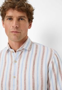 Leichtes, gestreiftes Hemd in Blau- und Brauntönen. Verfügt über einen Button-Down-Kragen und eine lockere Passform, mit einer strukturierten Stoffoberfläche.