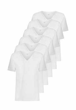 Cinque T-shirt bianche semplici a scollo a V e maniche corte impilate in fila, esposte su uno sfondo bianco.