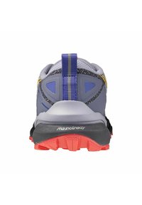 Mannenschoen voor trailrunning in grijs met een rode zool en zwarte accenten. Kenmerkt zich door een gestructureerde bovenkant, een achterste trekhaak en MizunoEnerzy branding.