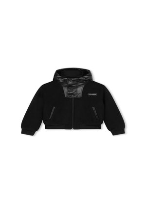 Veste noire avec fermeture éclair sur le devant, capuche rembourrée et accents en similicuir. Elle dispose de deux poches latérales zippées et de poignets côtelés.