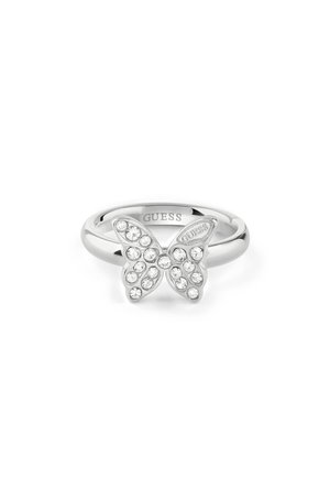 Sølvring med et sommerfugledesign, bestrøet med klare krystaller og mærkenavnet "Guess" indgraveret på ringen og sommerfuglen.