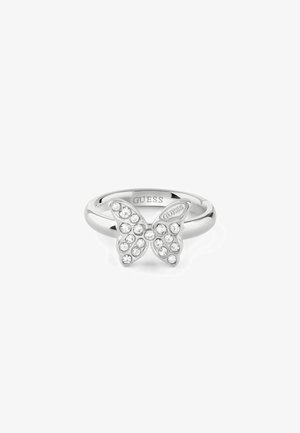 Bague en argent avec un motif papillon sertie de cristaux clairs et le nom de la marque "Guess" gravé sur l’anneau et le papillon.
