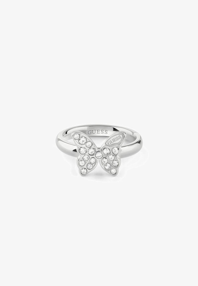 Bague en argent avec un motif papillon sertie de cristaux clairs et le nom de la marque "Guess" gravé sur l’anneau et le papillon.
