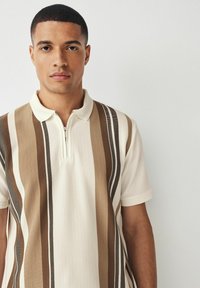 Next VERITCAL STRIPE - REGULAR FIT - Pikeepaita - neutral white