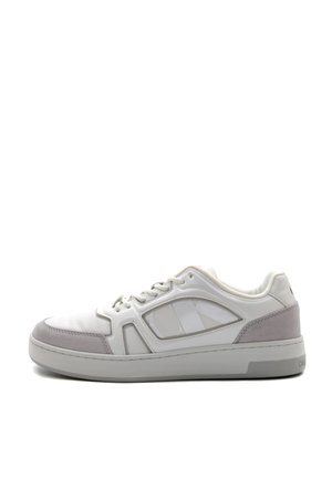 Sneaker bianca con accenti in suede grigio, parte superiore in pelle liscia e mesh, punta arrotondata, suola in gomma spessa e dettaglio del logo sul lato.