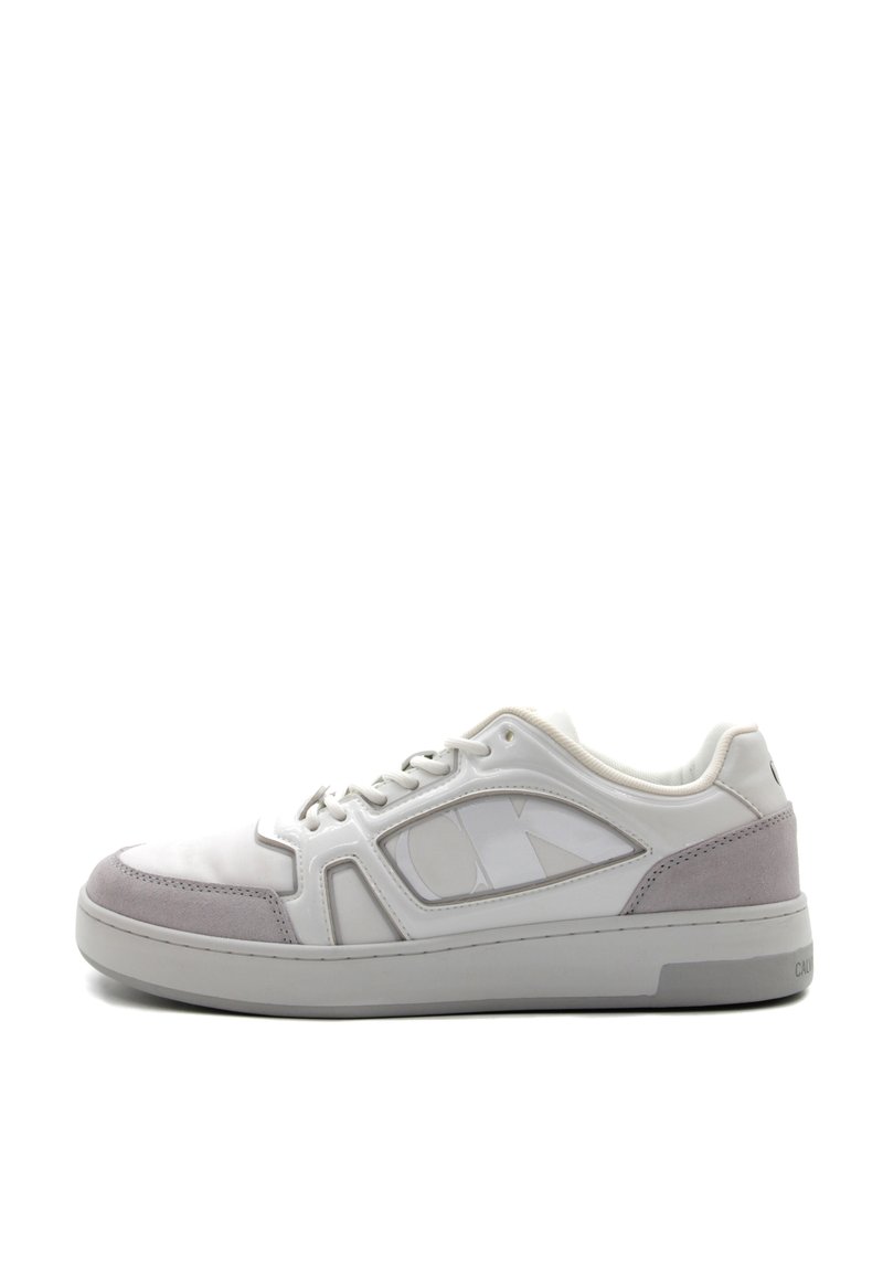 Sneaker bianca con accenti in suede grigio, parte superiore in pelle liscia e mesh, punta arrotondata, suola in gomma spessa e dettaglio del logo sul lato.