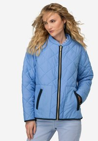 Svetle modrá prošívaná bunda s vysokým límcem, zipem vpředu a černými detaily; má dvě postranní kapsy a hladkou texturu.