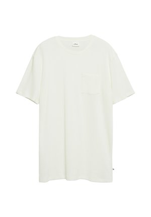 Prosty biały T-shirt z krótkim rękawem, okrągłym dekoltem i małą kieszonką na piersi po lewej stronie, przedstawiony rozłożony na białym tle.