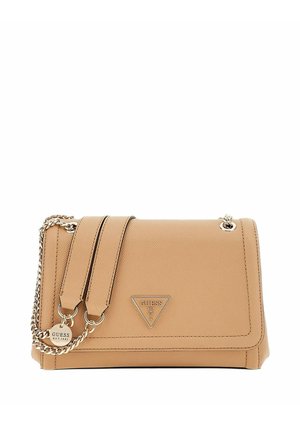 Beige Guess schoudertas met een gouden ketting, leren riem en driehoekig logo-embleem op de voorflap.