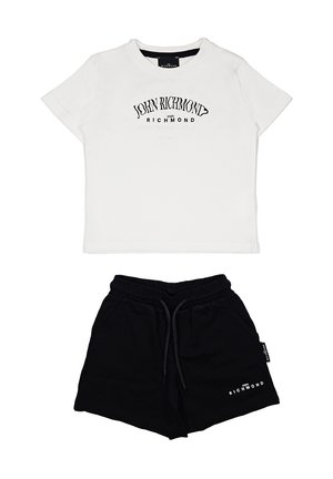 Maglietta bianca in cotone con logo nero stampato, abbinata a pantaloni corti neri in cotone con elastico in vita e dettagli del logo bianco.