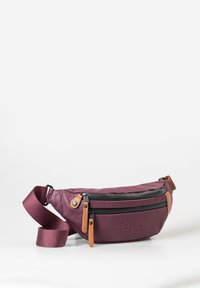 Borsa a tracolla bordeaux in nylon con superficie liscia, dotata di due tasche con zip, dettagli in pelle e una cintura regolabile larga.