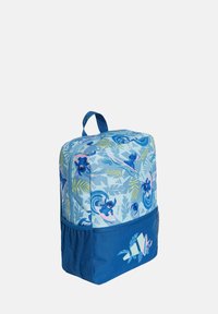 Mochila azul con un diseño de surf que presenta personajes de dibujos animados y hojas tropicales. Incluye un bolsillo lateral de malla y una asa en la parte superior.