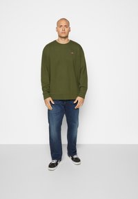 Levi's® Plus ORIGINAL CREW - Camisola - mossy green