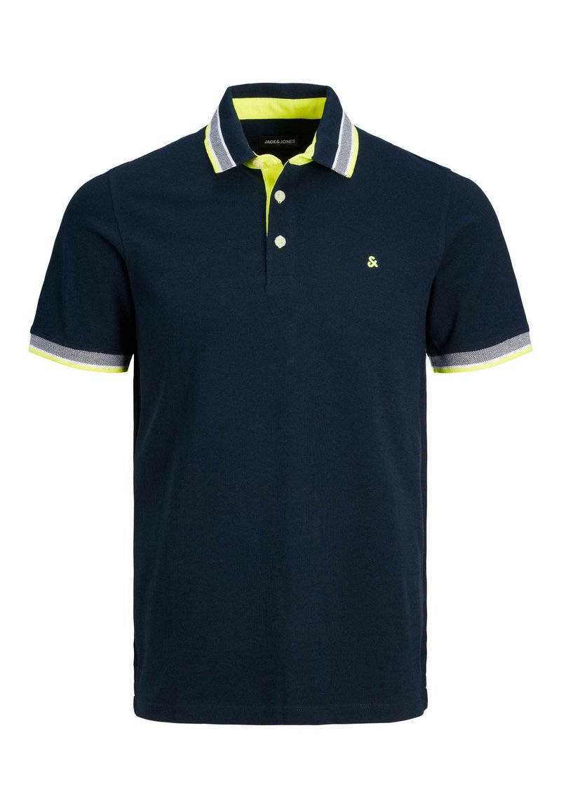 Marineblå polo-shirt med en to-knap lukning, der har en lys gul krave og stribede detaljer på ærmerne. Blødt bomuldsstoff.