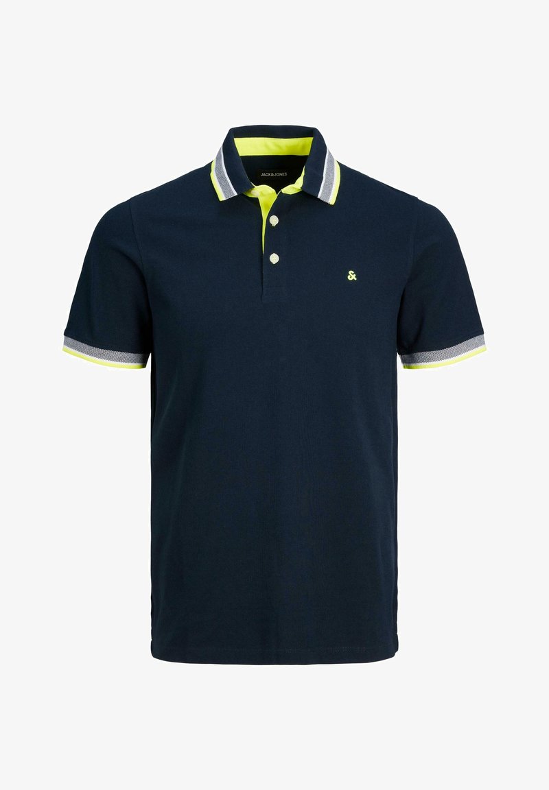 Chemise polo marine à col en jaune vif avec une patte de boutonnage à deux boutons, ornée de rayures sur les manches. Tissu en coton doux.