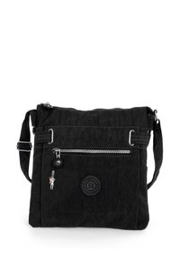 Schwarze Umhängetasche aus strukturiertem Stoff, mit einer Frontreißverschlusstasche, einem Logo-Patch und einem verstellbaren Gurt. Silberne Hardware-Details verleihen dem Design Akzente.