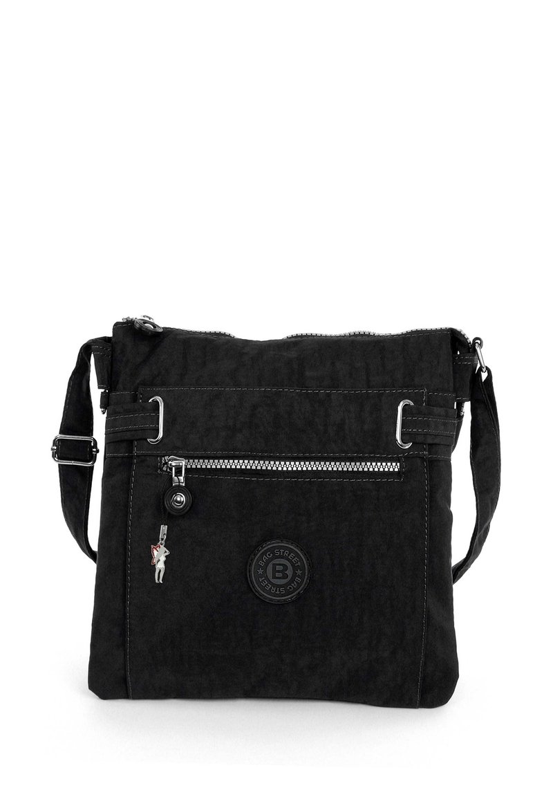 Schwarze Umhängetasche aus strukturiertem Stoff, mit einer Frontreißverschlusstasche, einem Logo-Patch und einem verstellbaren Gurt. Silberne Hardware-Details verleihen dem Design Akzente.