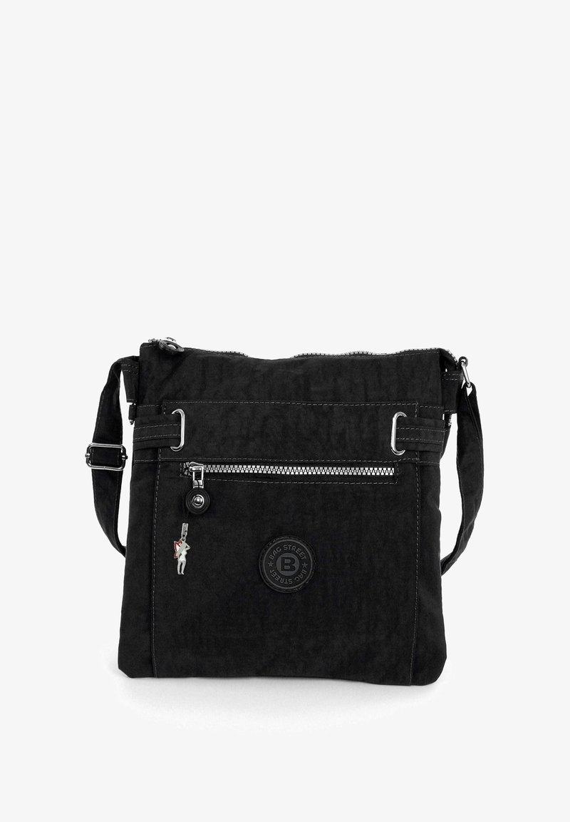 Schwarze Umhängetasche aus strukturiertem Stoff, mit einer Frontreißverschlusstasche, einem Logo-Patch und einem verstellbaren Gurt. Silberne Hardware-Details verleihen dem Design Akzente.