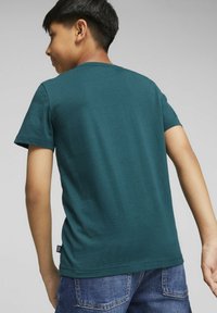Puma COL LOGO TEE - Camiseta estampada - malachite